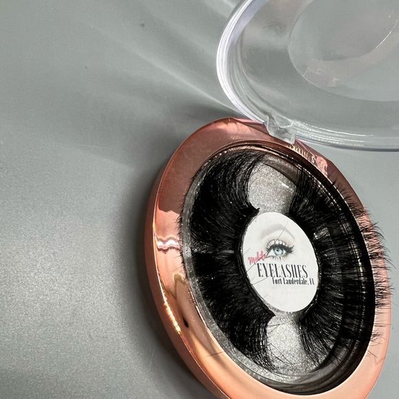 Custom Handmade Classic Eyelash Extensions (Strip) - Picture 4 of 4